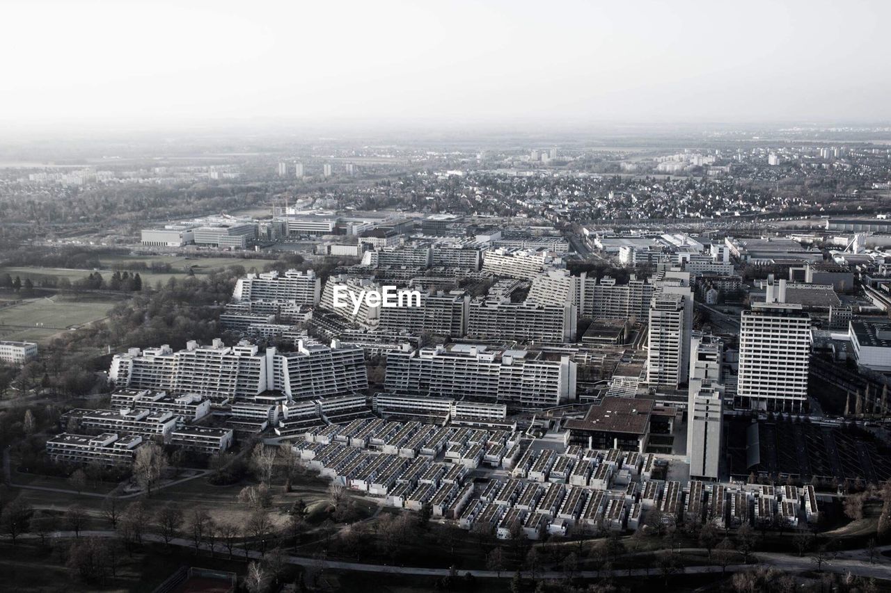 HIGH ANGLE VIEW OF CITYSCAPE AGAINST SKY