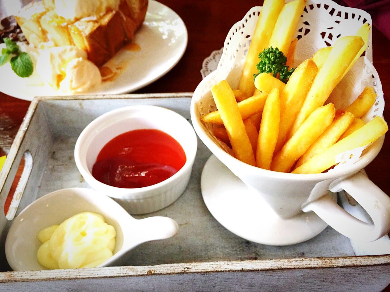 CLOSE-UP OF PASTA IN BOWL ON TABLE