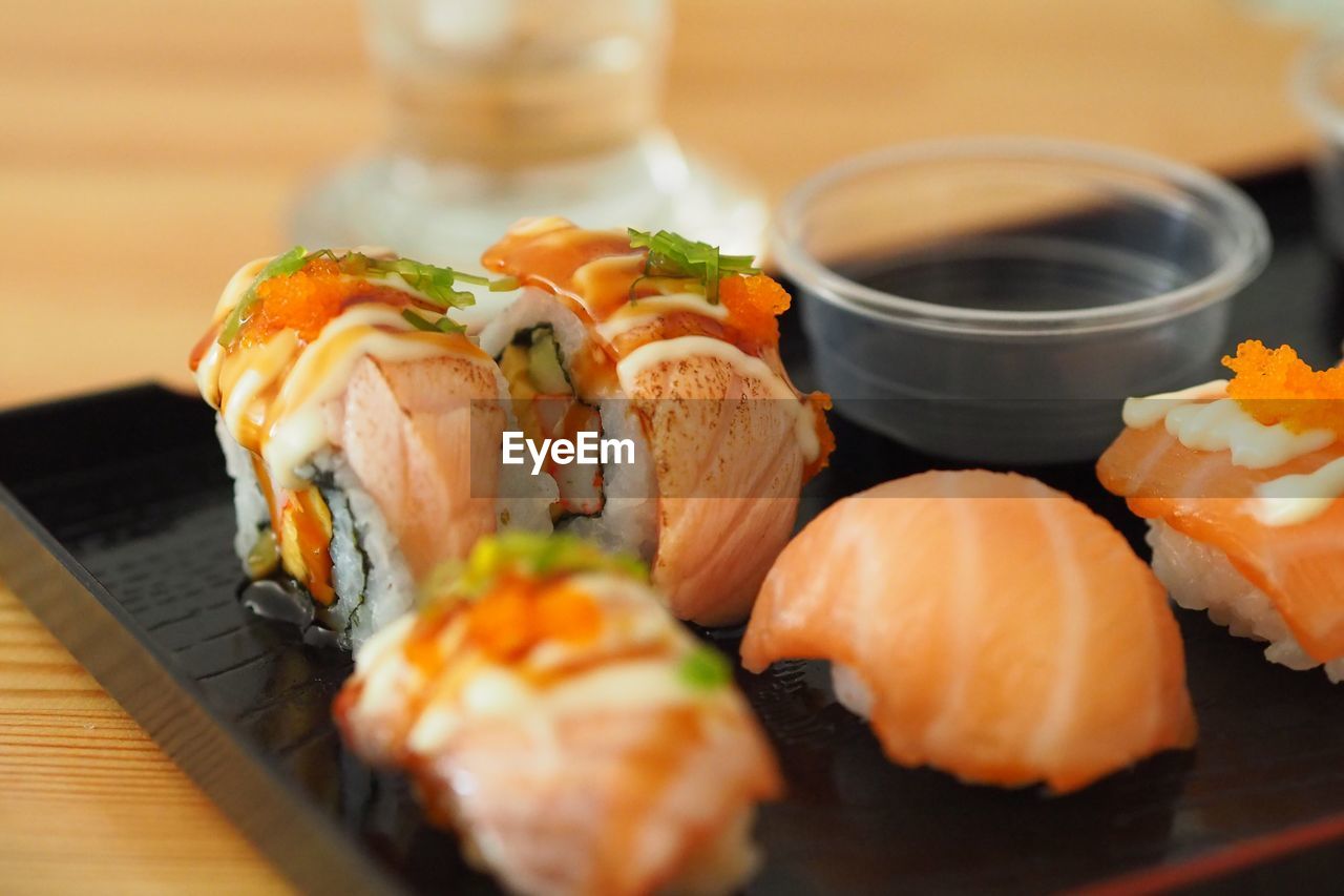 CLOSE-UP OF SUSHI IN TRAY