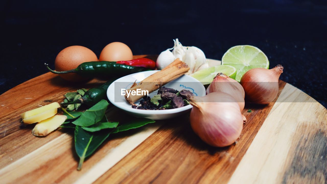 CLOSE-UP OF FOOD ON CUTTING BOARD IN KITCHEN