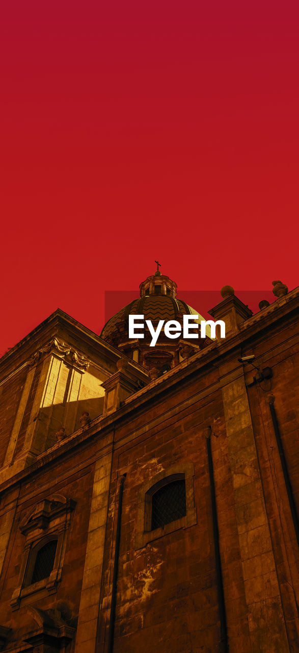 LOW ANGLE VIEW OF TEMPLE BUILDING AGAINST CLEAR SKY