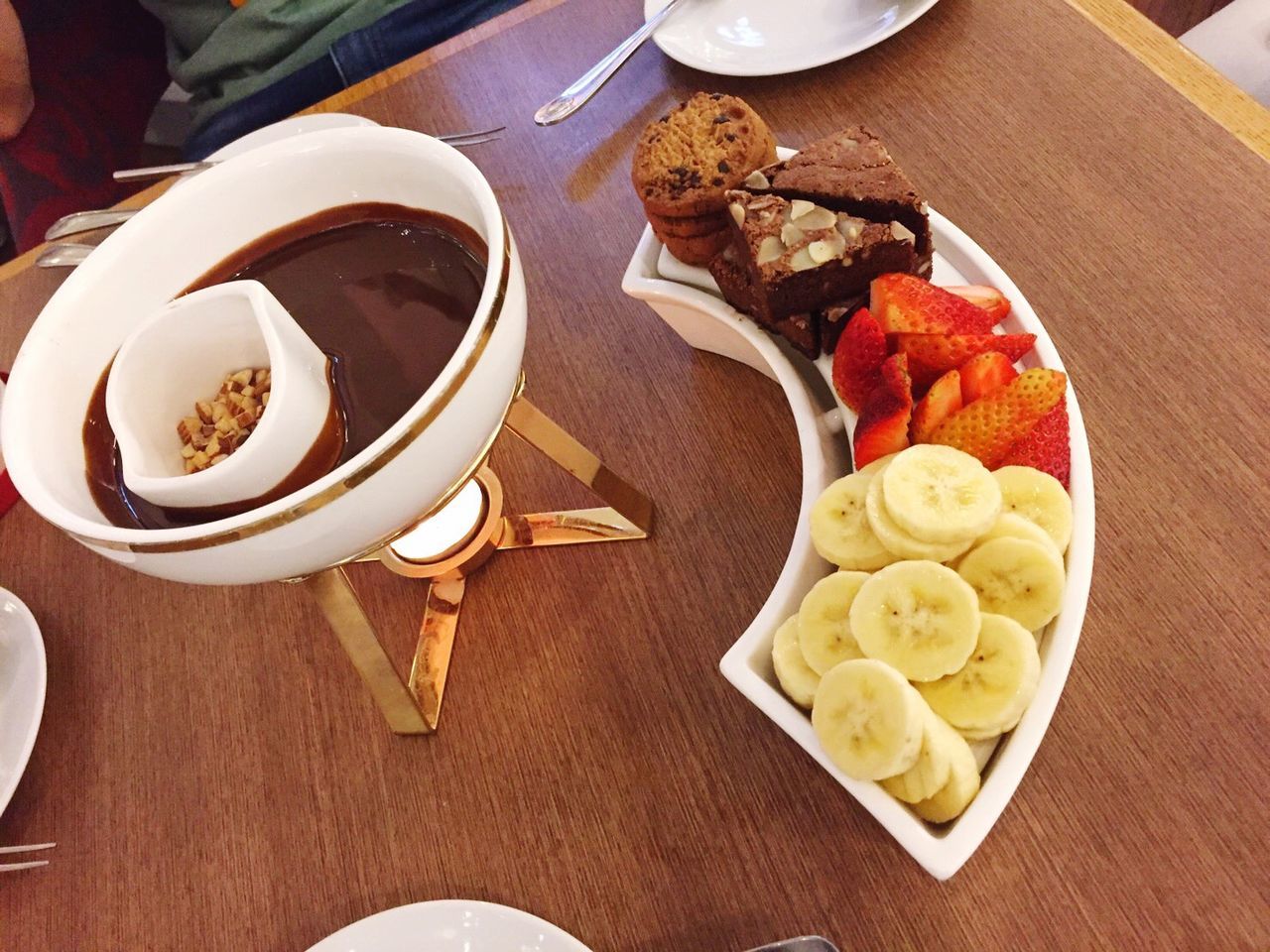 HIGH ANGLE VIEW OF FOOD ON TABLE