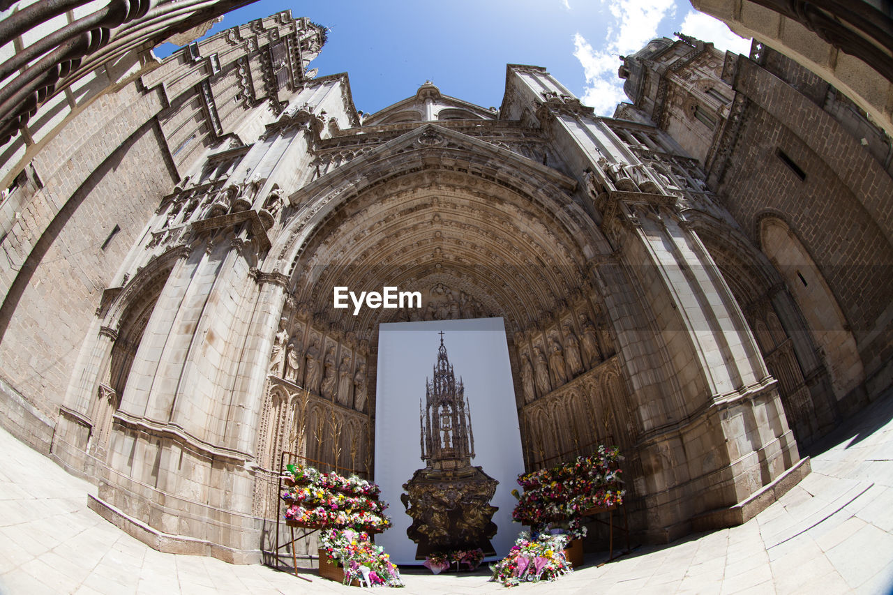 LOW ANGLE VIEW OF STATUE AGAINST CATHEDRAL