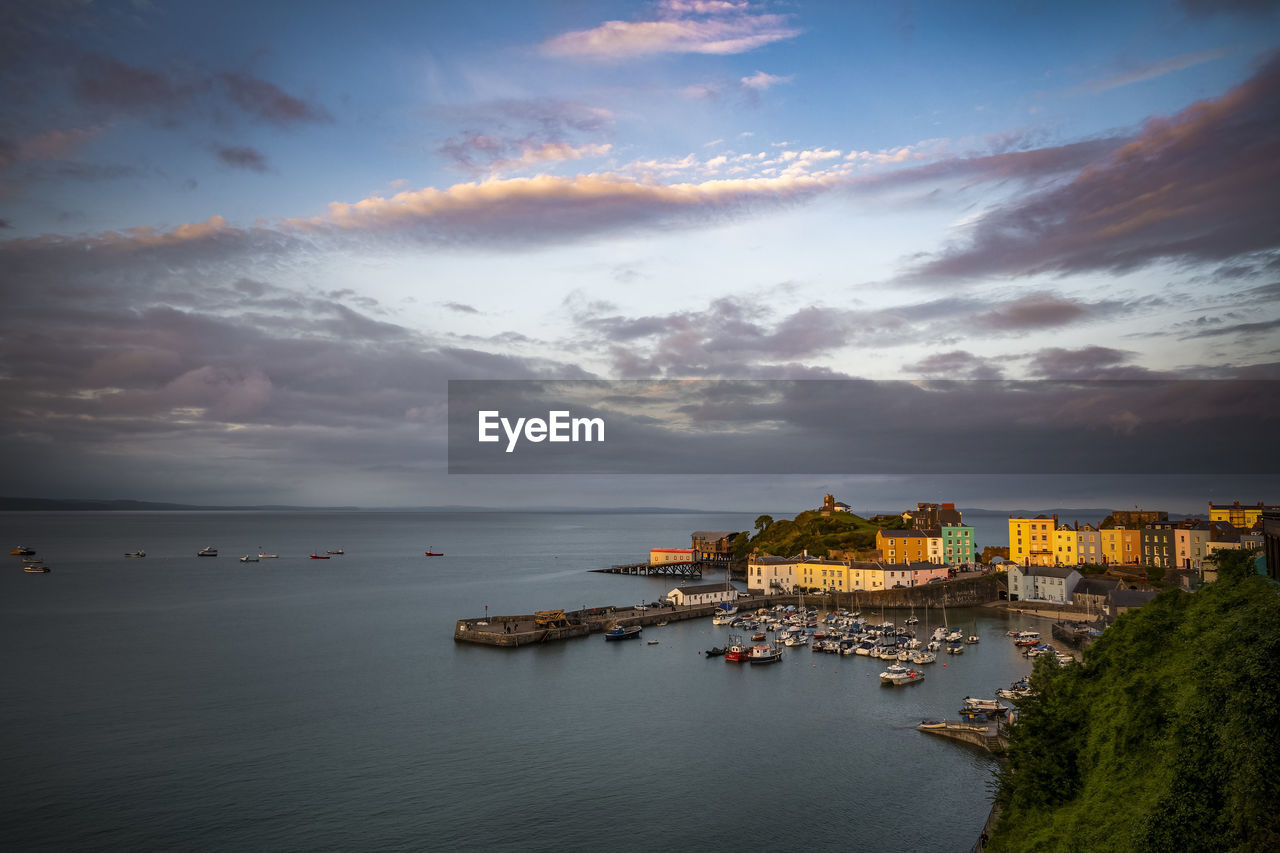 SCENIC VIEW OF SEA AND BUILDINGS AGAINST SKY