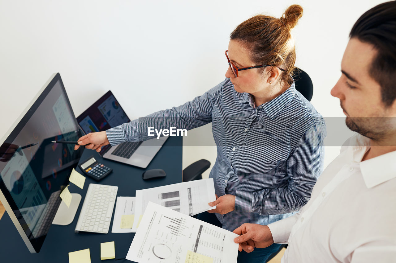 Business people discussing data on computer screen. project managers working in office. teamwork