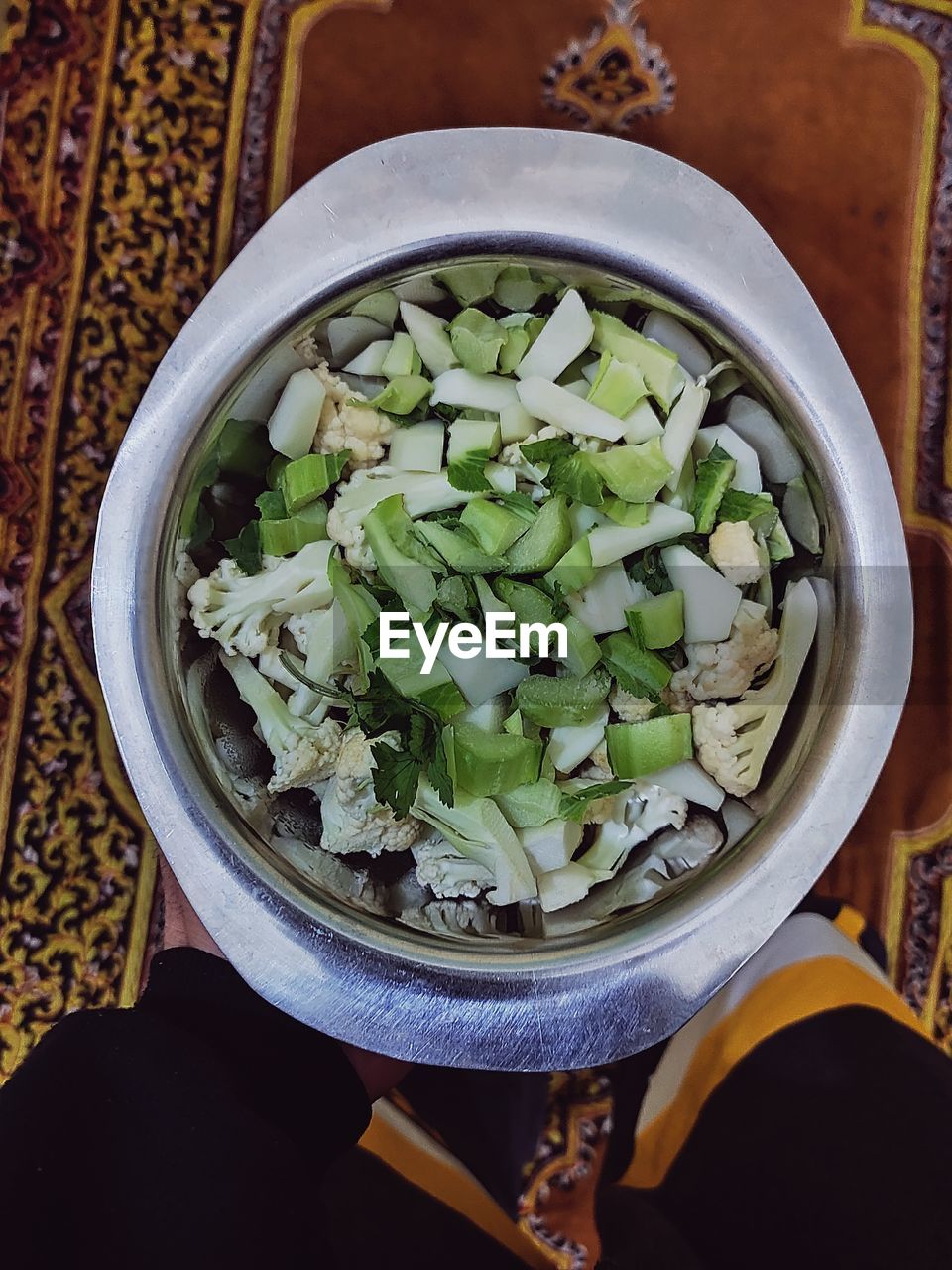 HIGH ANGLE VIEW OF CHOPPED VEGETABLES IN BOWL