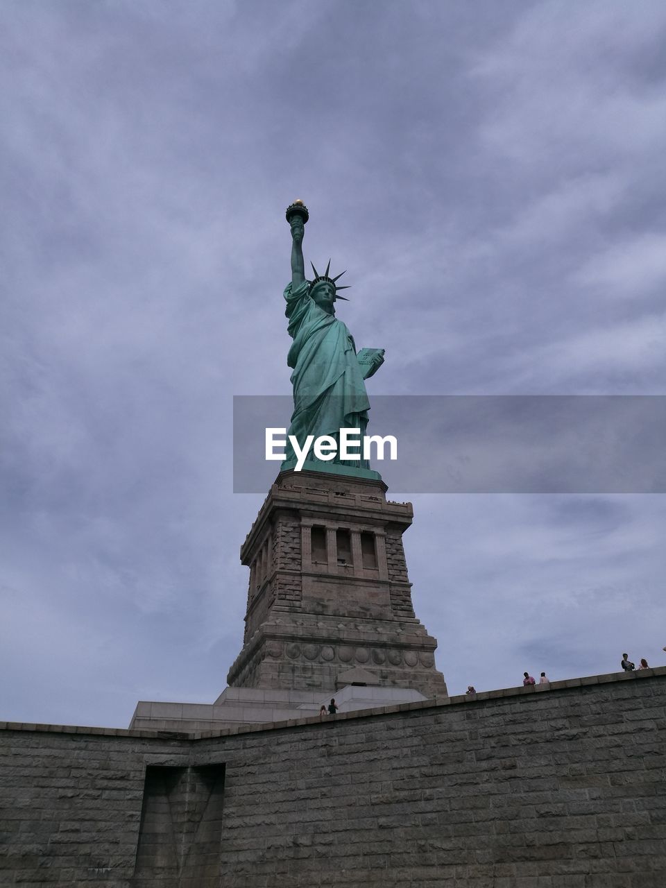 LOW ANGLE VIEW OF STATUE OF MONUMENT