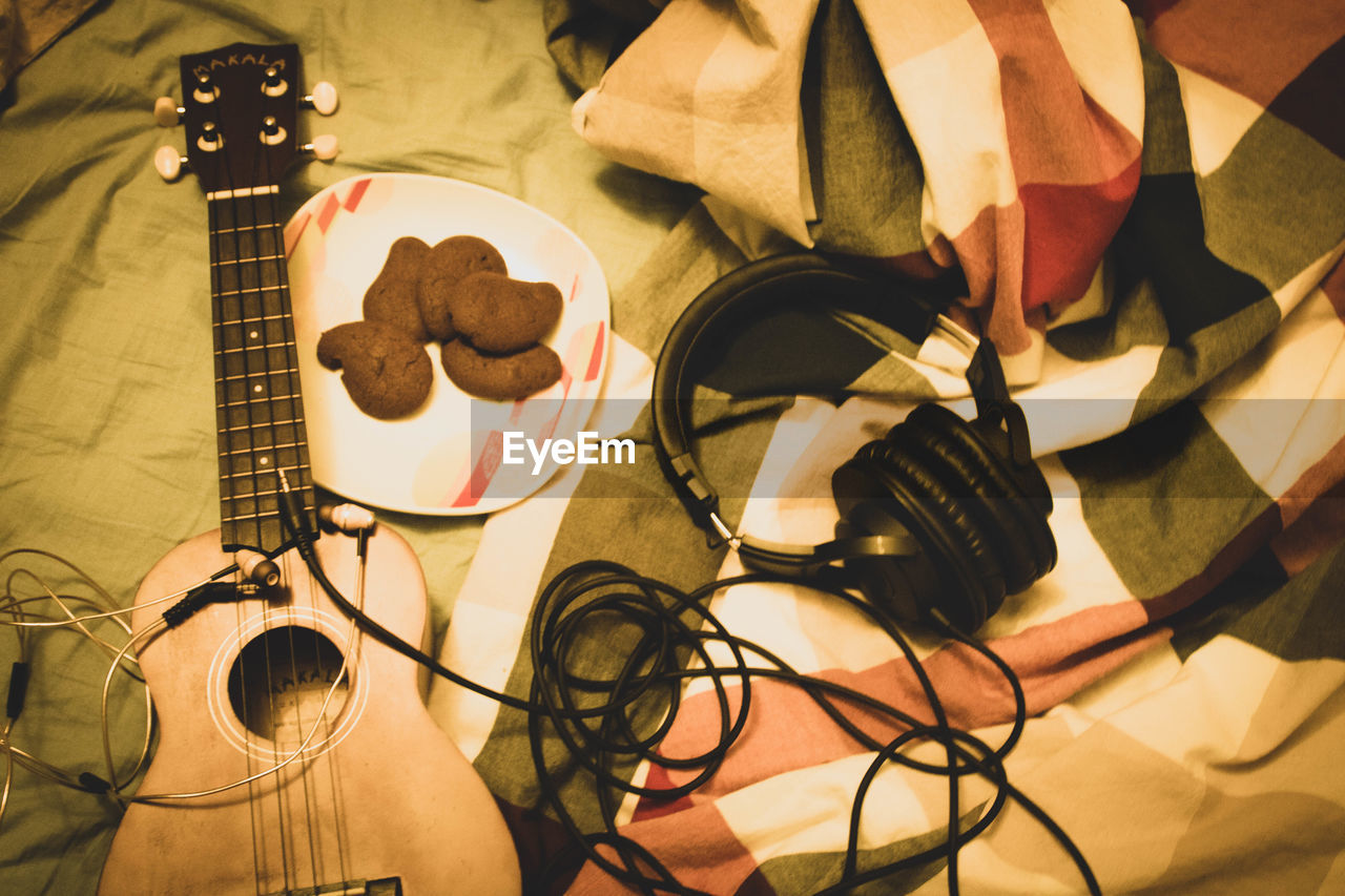 HIGH ANGLE VIEW OF GUITAR AND TABLE