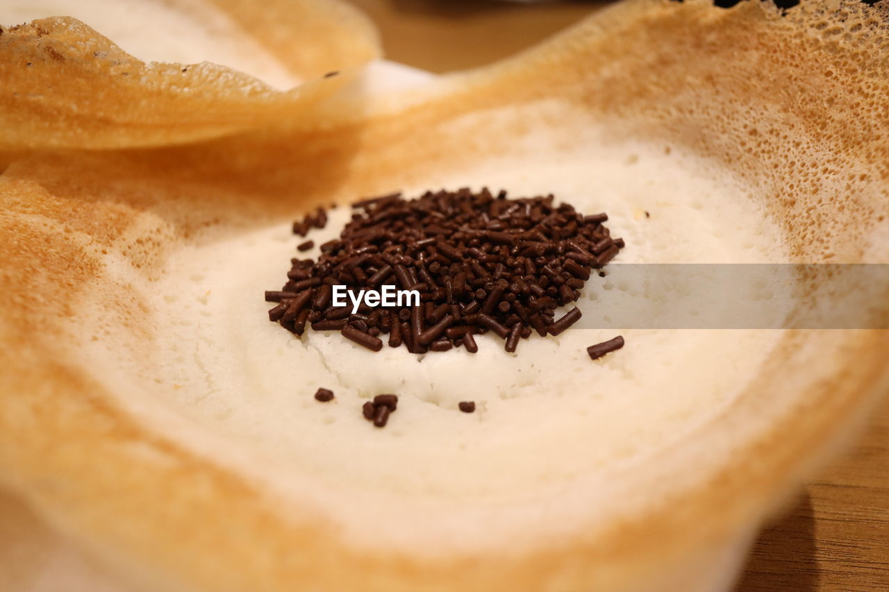 CLOSE-UP OF COFFEE BEANS WITH COOKIES