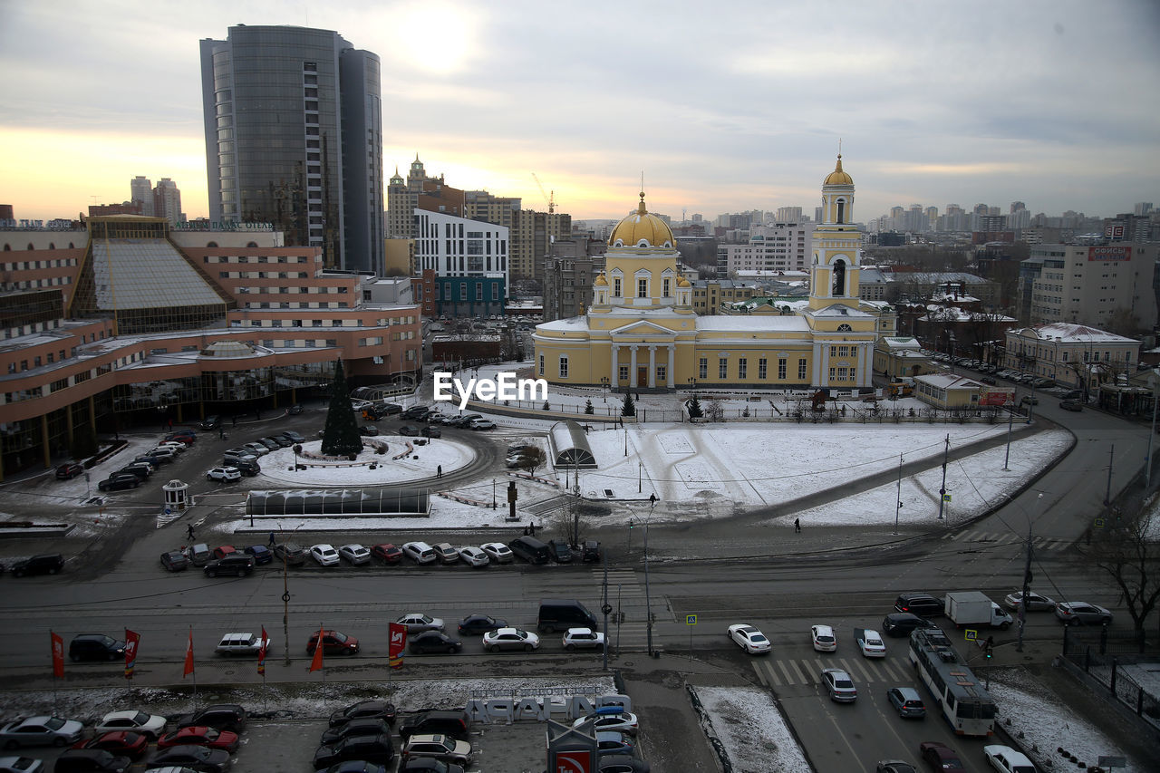 HIGH ANGLE VIEW OF CITY AT THE WATERFRONT