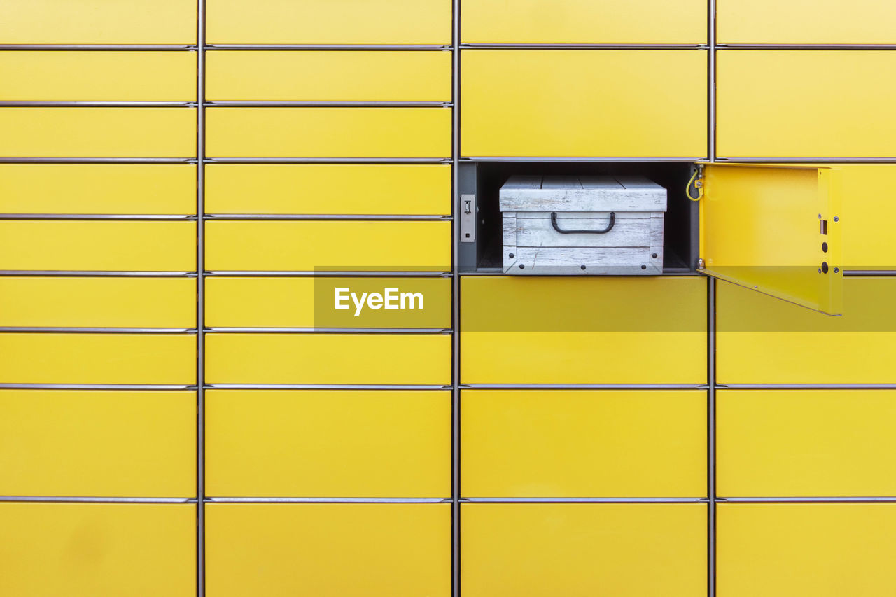 FULL FRAME SHOT OF YELLOW PATTERNED WALL IN BUILDING