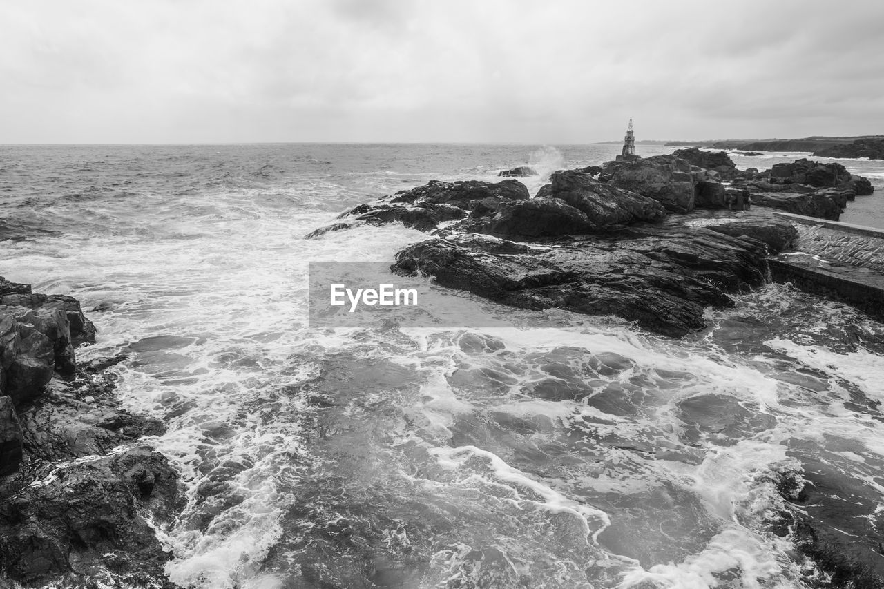 SCENIC VIEW OF SEA SHORE AGAINST SKY