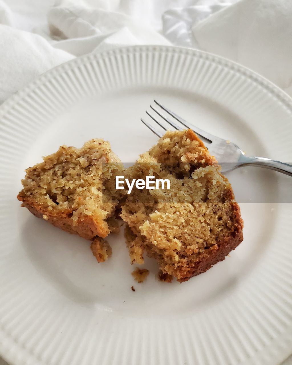 HIGH ANGLE VIEW OF DESSERT IN PLATE