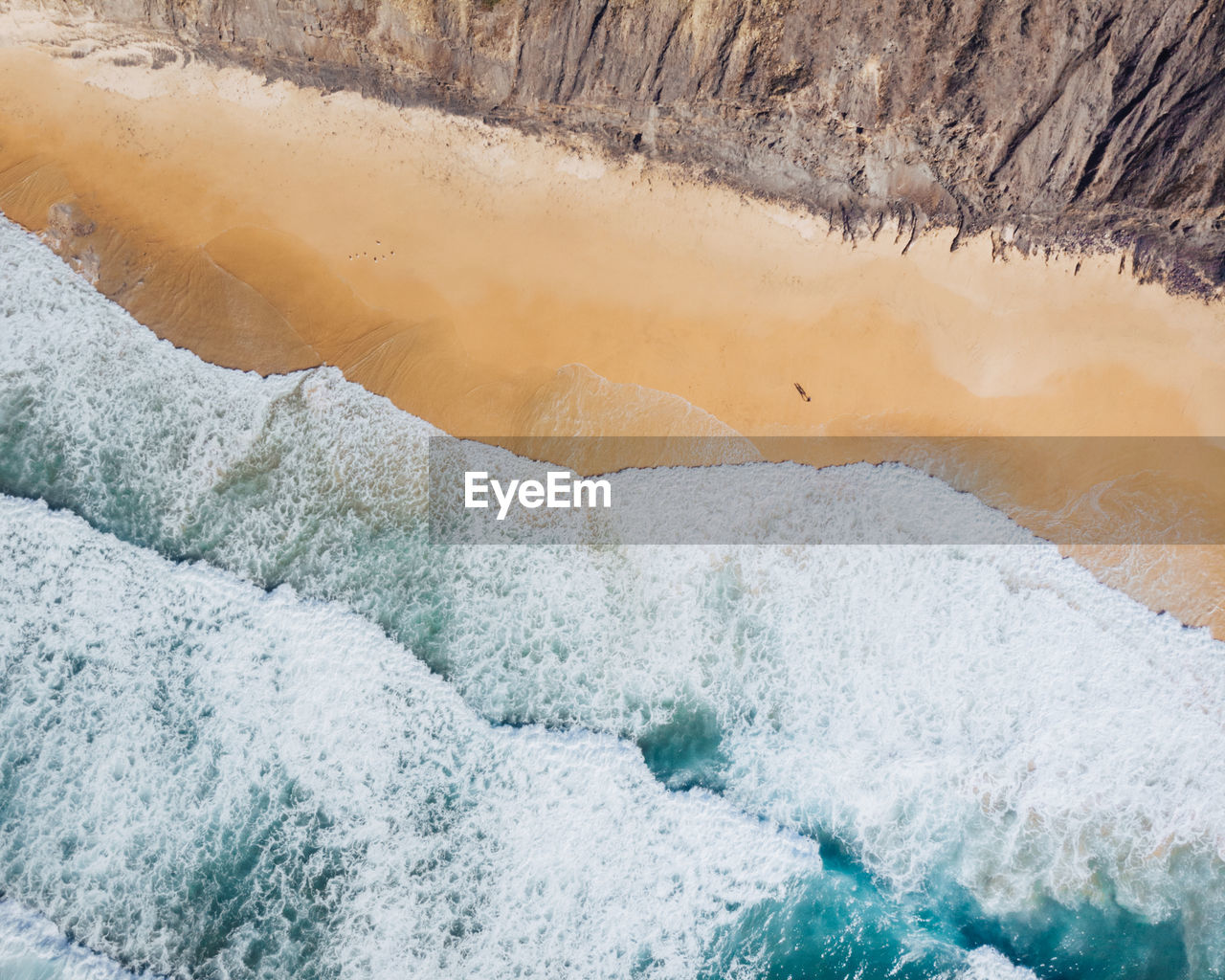 HIGH ANGLE VIEW OF SEA IN A FIELD