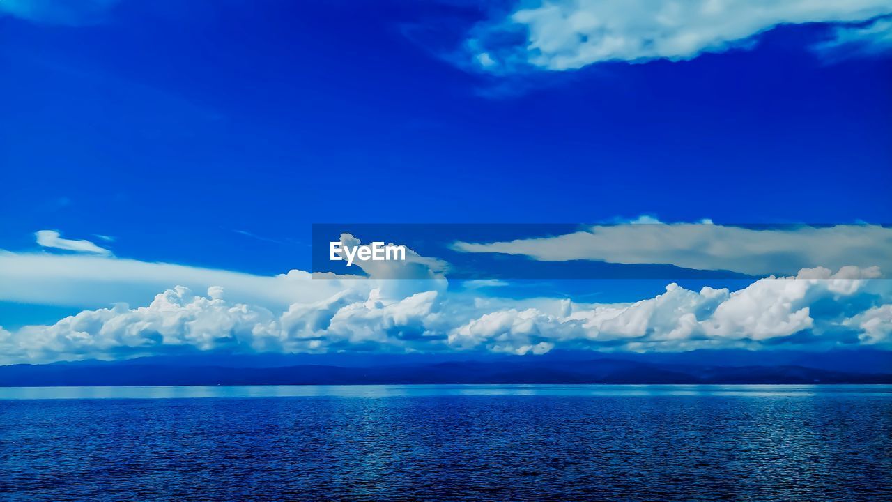 SCENIC VIEW OF SEA AND MOUNTAINS AGAINST SKY