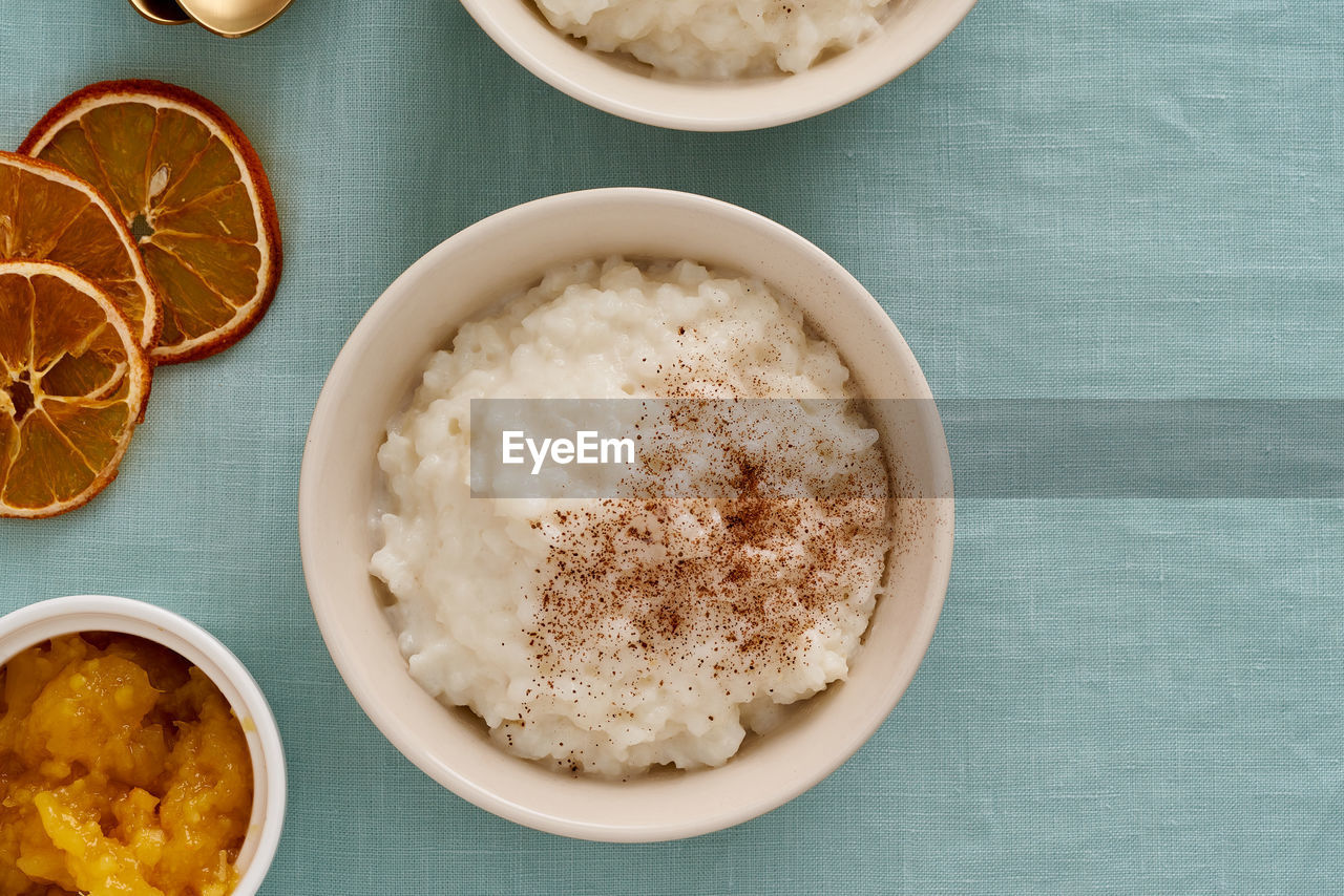 HIGH ANGLE VIEW OF BREAKFAST IN BOWL