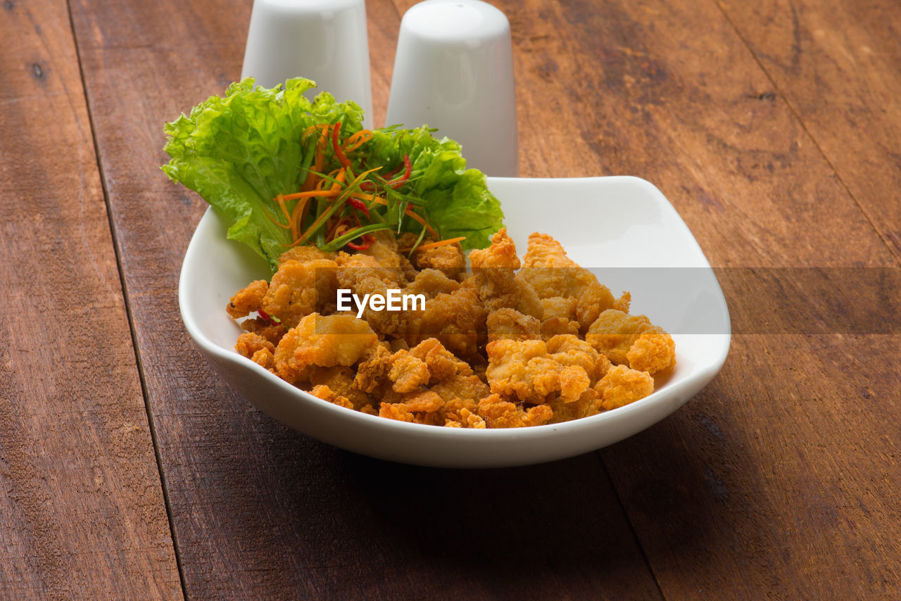 HIGH ANGLE VIEW OF MEAL SERVED IN BOWL