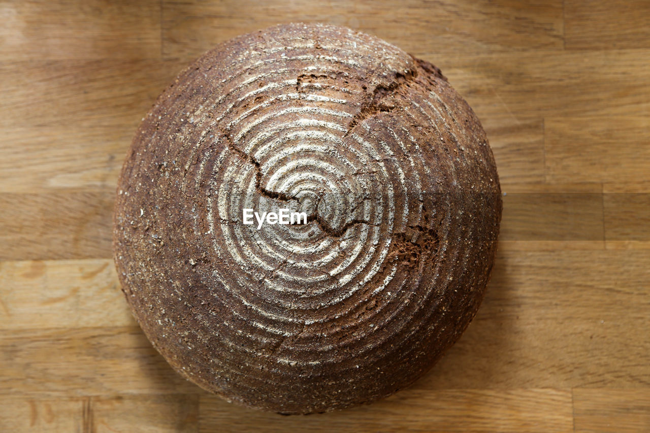 CLOSE-UP OF SPIRAL ON CUTTING BOARD