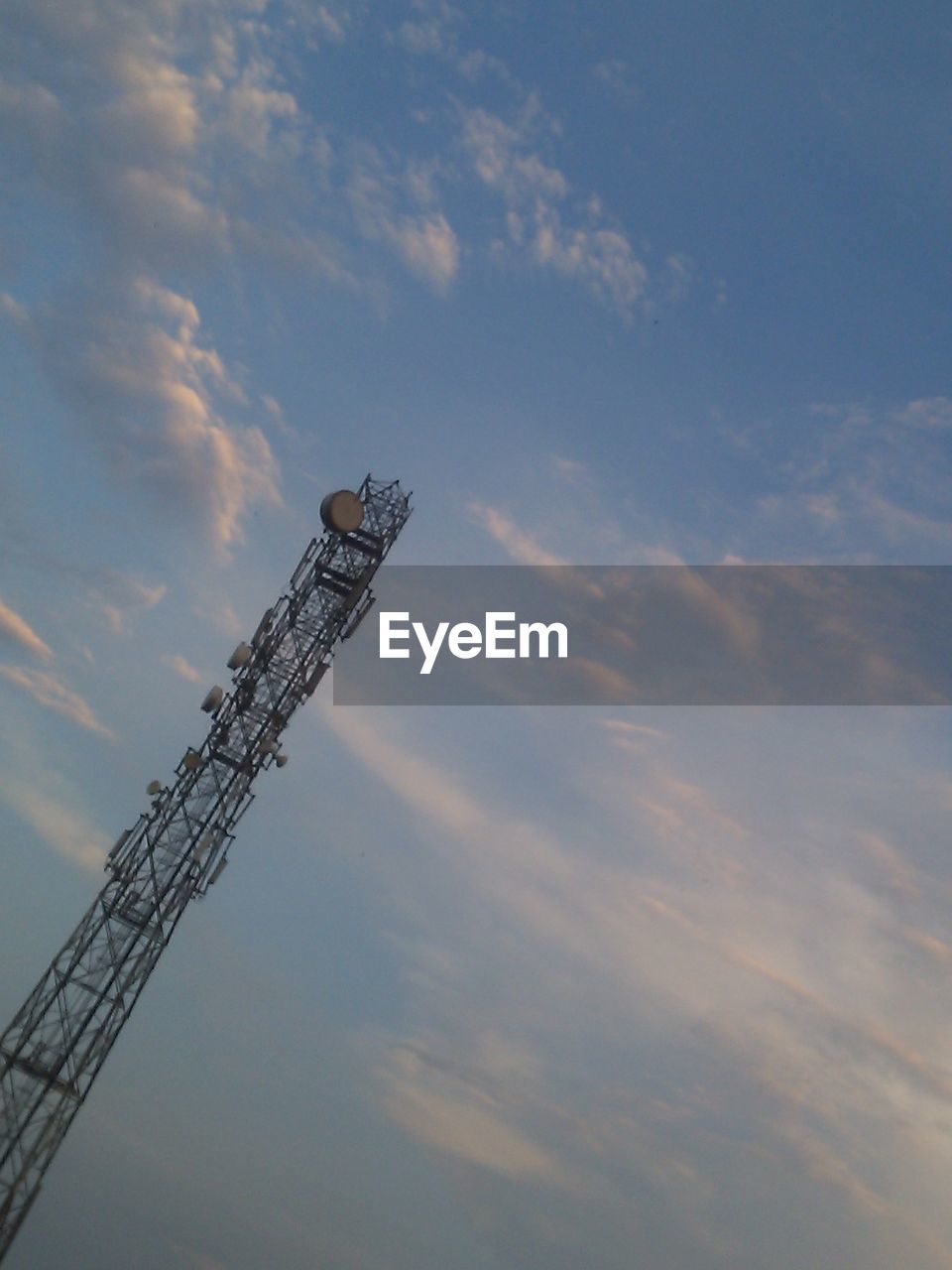 LOW ANGLE VIEW OF CRANE AGAINST SKY