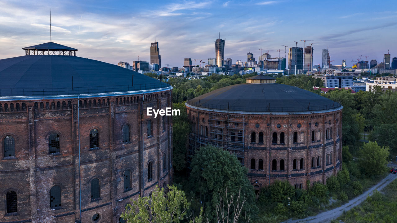 PANORAMIC VIEW OF BUILDINGS IN CITY