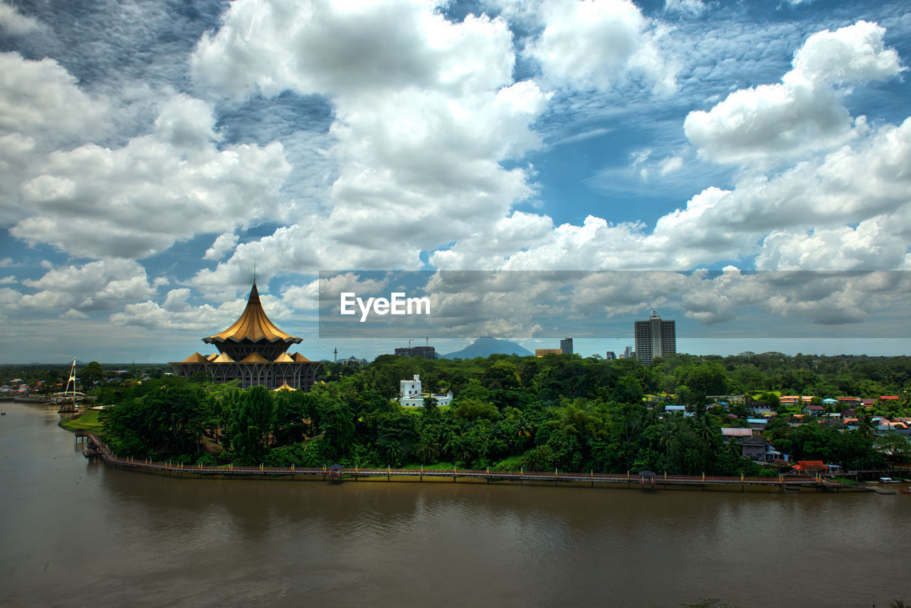 VIEW OF CITY AT WATERFRONT