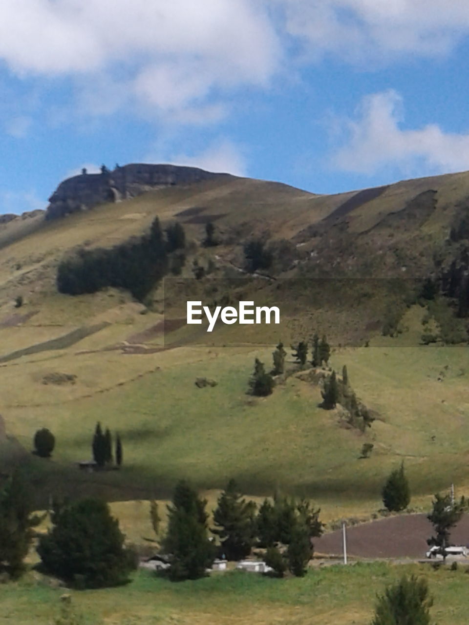 SCENIC VIEW OF FIELD BY MOUNTAIN AGAINST SKY