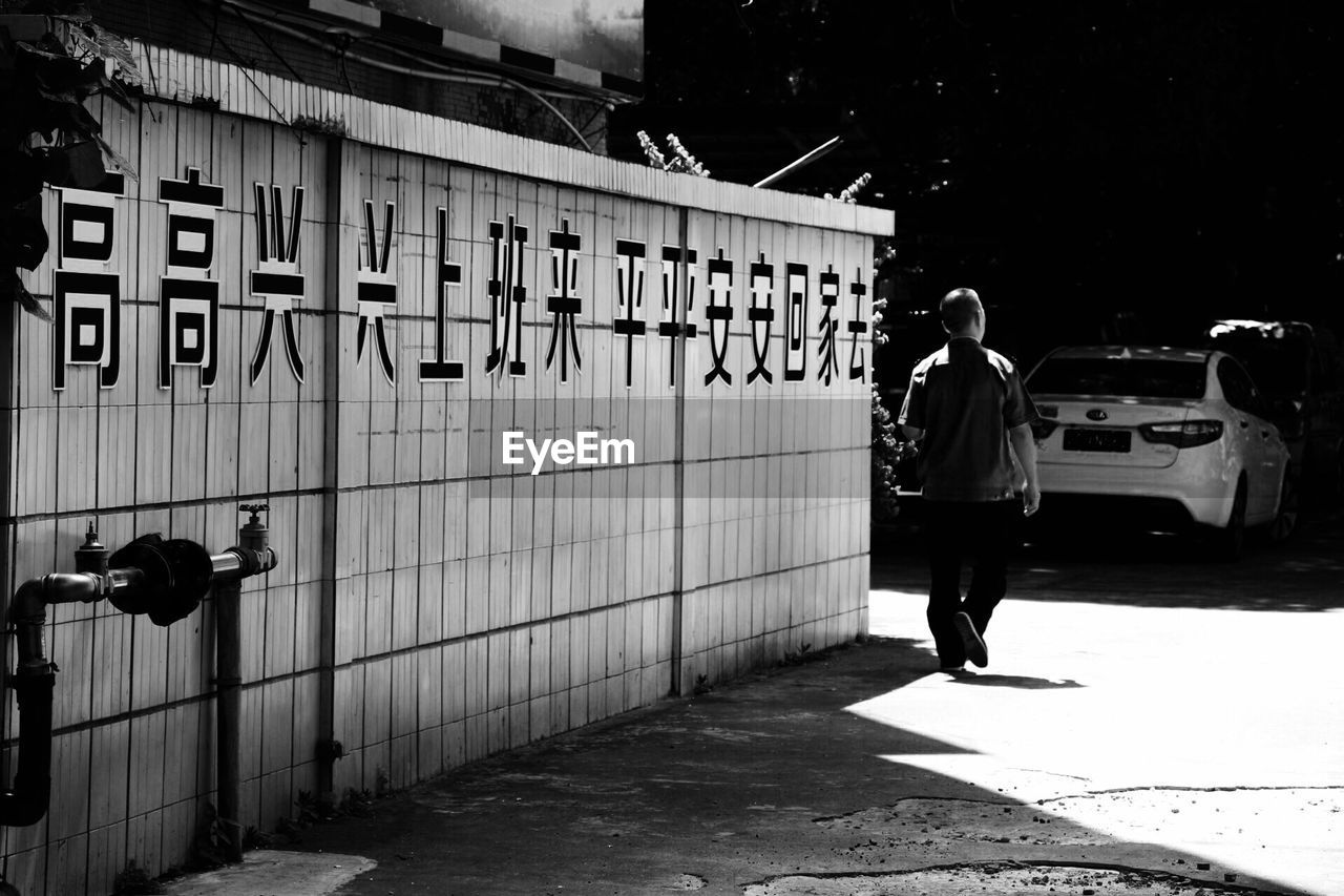 WOMAN WALKING IN CITY