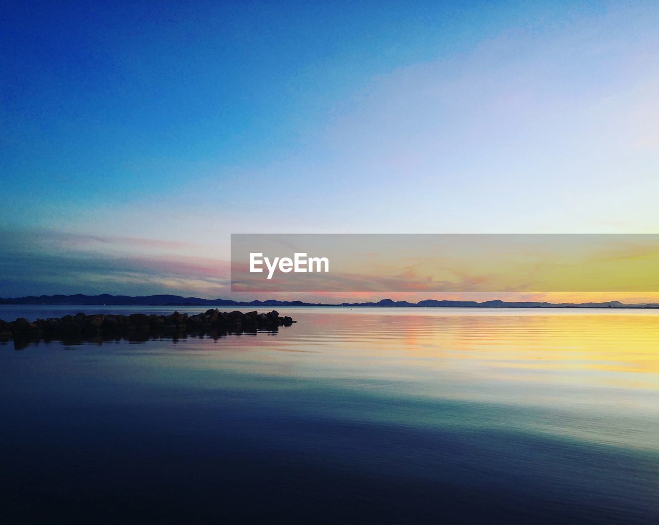 SCENIC VIEW OF SEA AGAINST SKY AT SUNSET