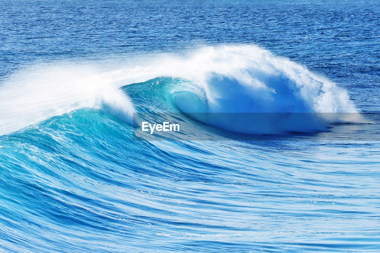 Swirl surf waves in bali 