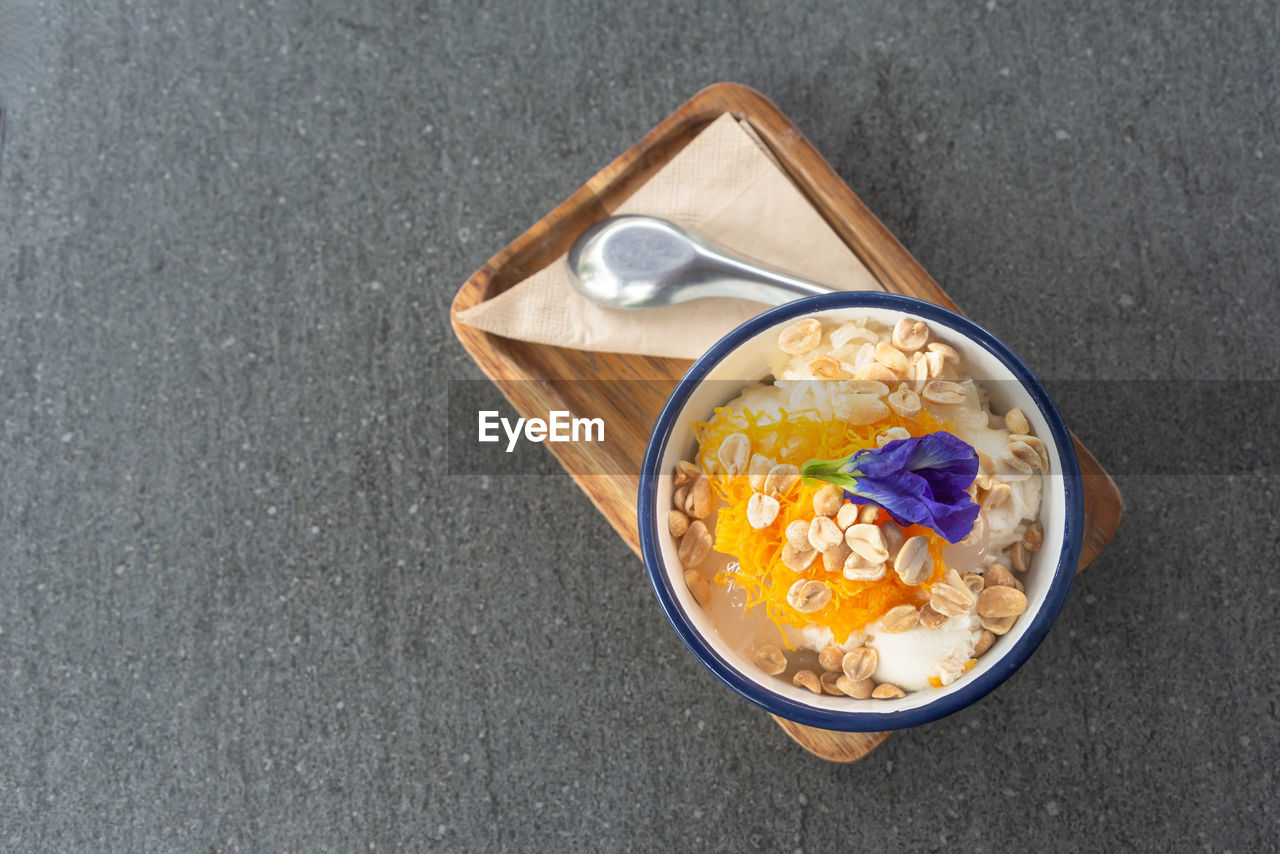 HIGH ANGLE VIEW OF BREAKFAST ON TABLE AGAINST WALL