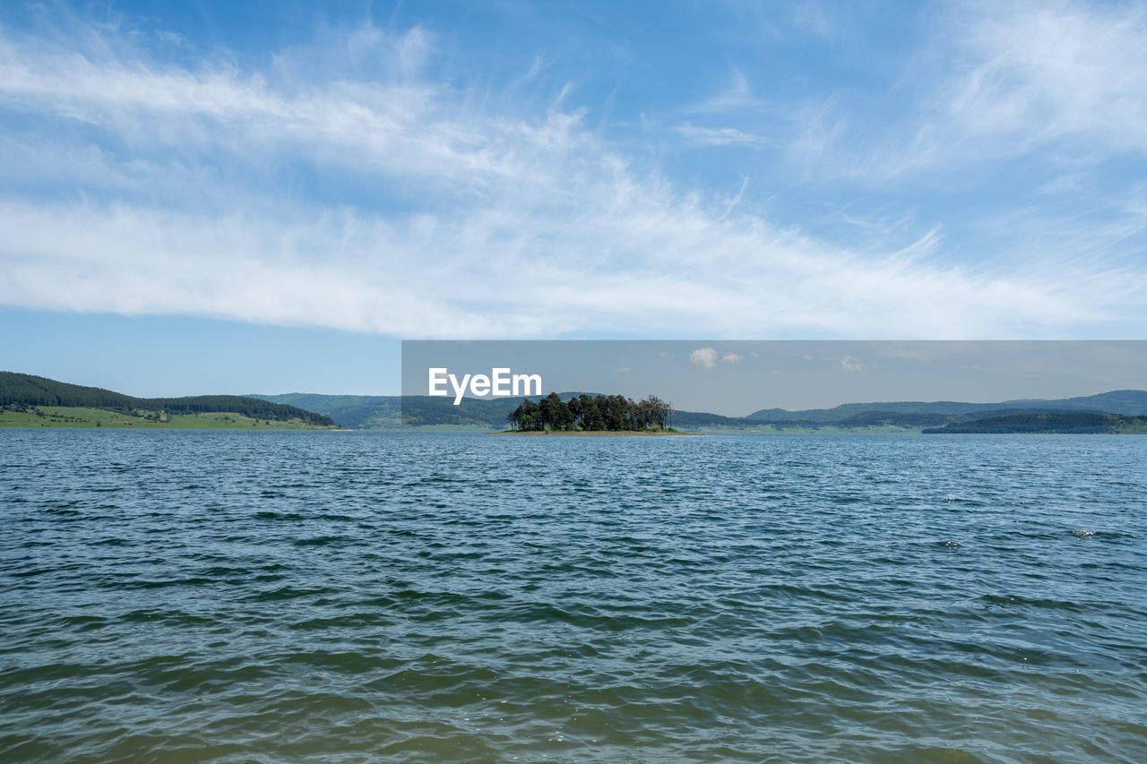 SCENIC VIEW OF SEA BY MOUNTAIN AGAINST SKY