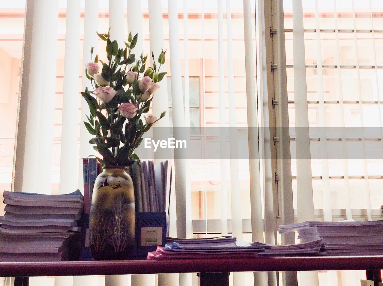 CLOSE-UP OF FLOWER VASE ON TABLE