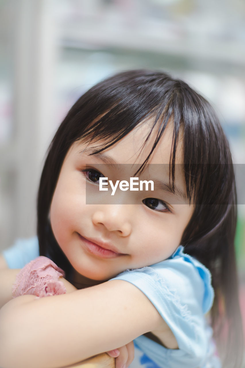 CLOSE-UP PORTRAIT OF CUTE SMILING GIRL