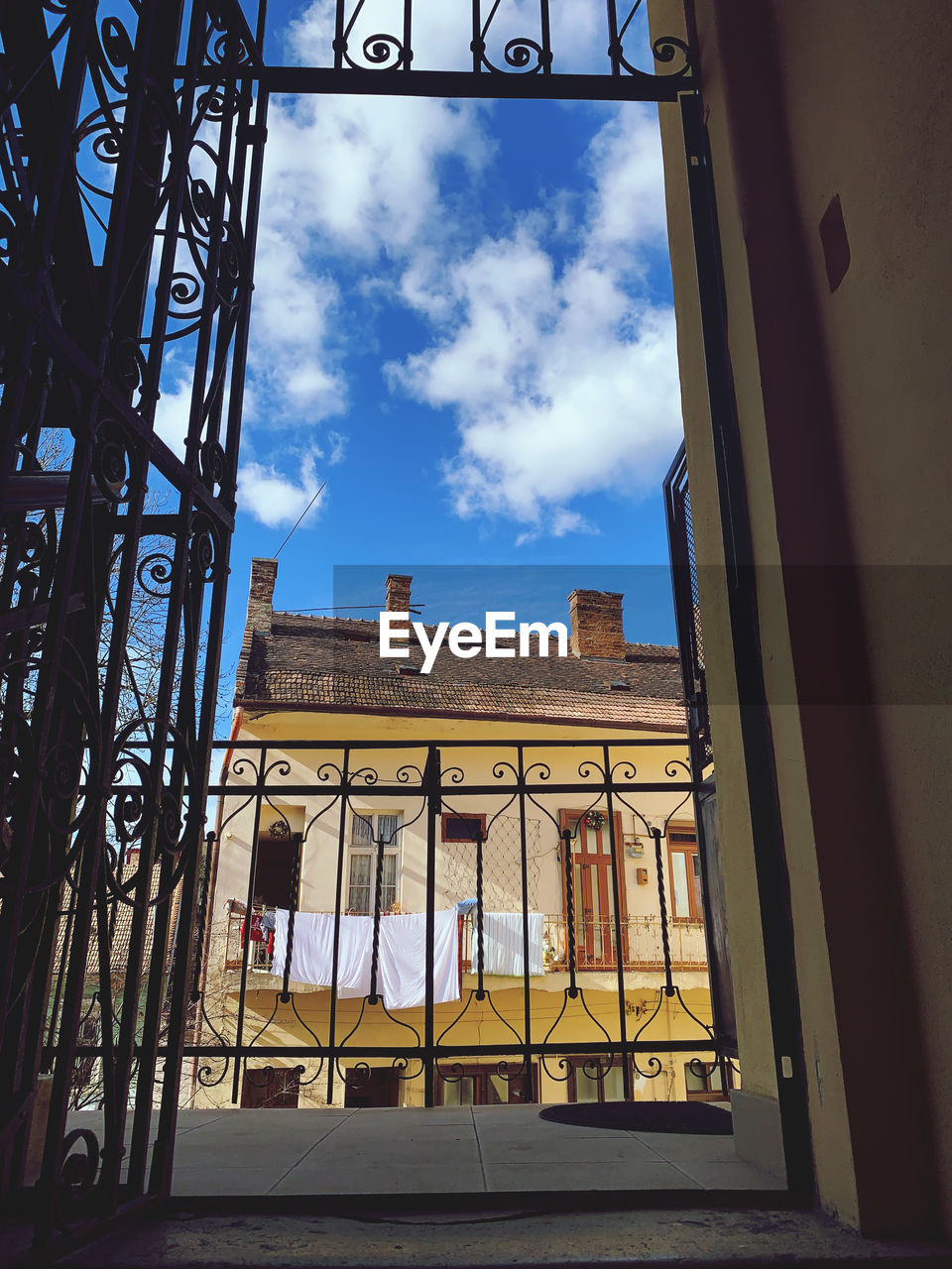 LOW ANGLE VIEW OF BUILDINGS AGAINST SKY