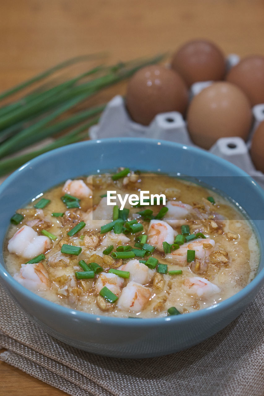 CLOSE-UP OF SOUP IN BOWL ON TABLE