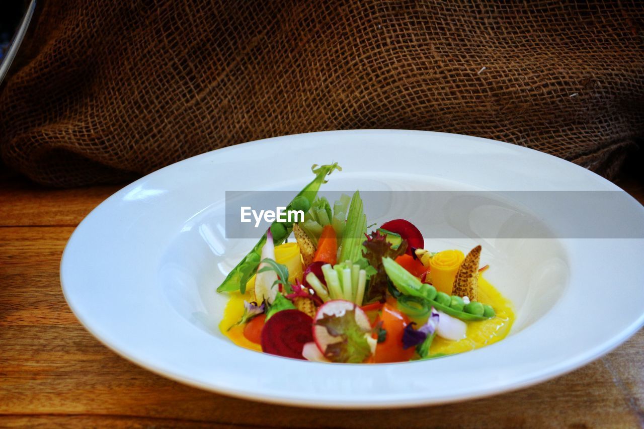 HIGH ANGLE VIEW OF SALAD IN BOWL