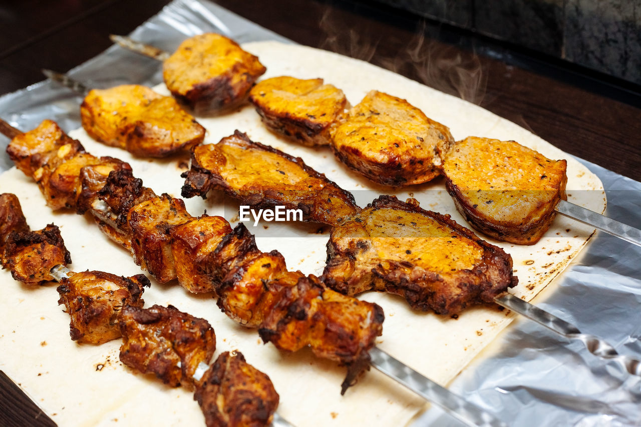 HIGH ANGLE VIEW OF FOOD ON PLATE