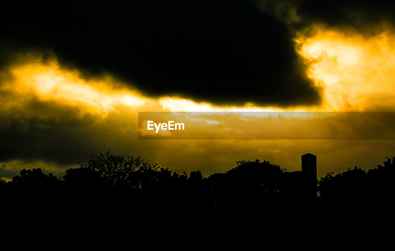 SILHOUETTE LANDSCAPE AGAINST SCENIC SKY