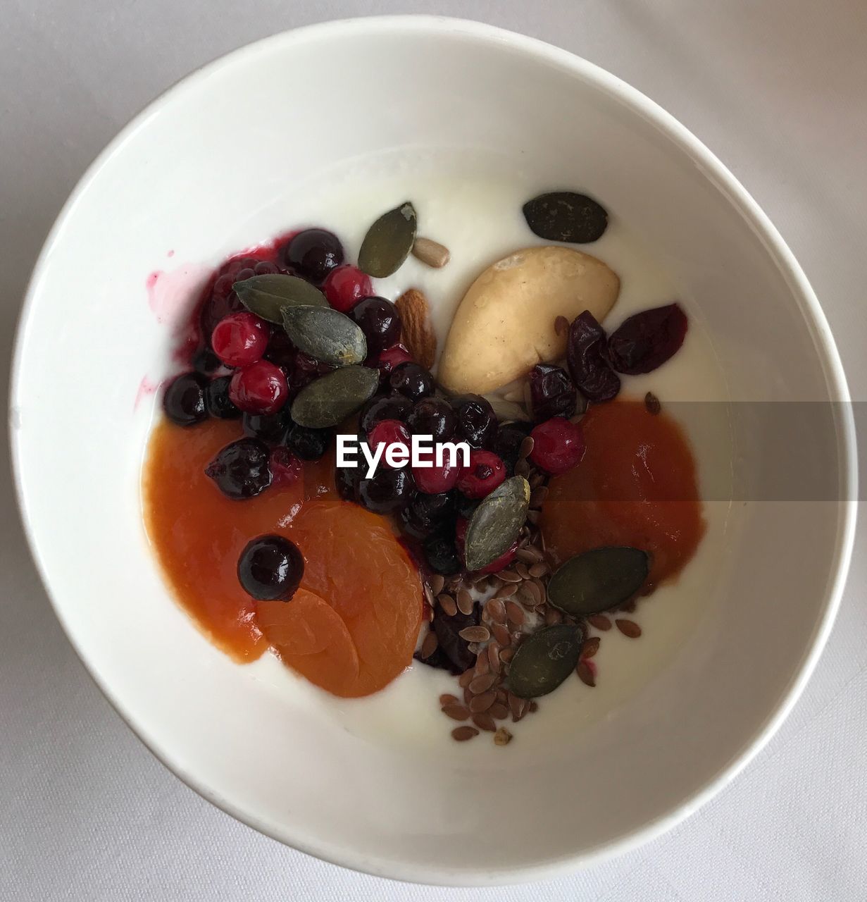 CLOSE-UP OF STRAWBERRIES IN PLATE