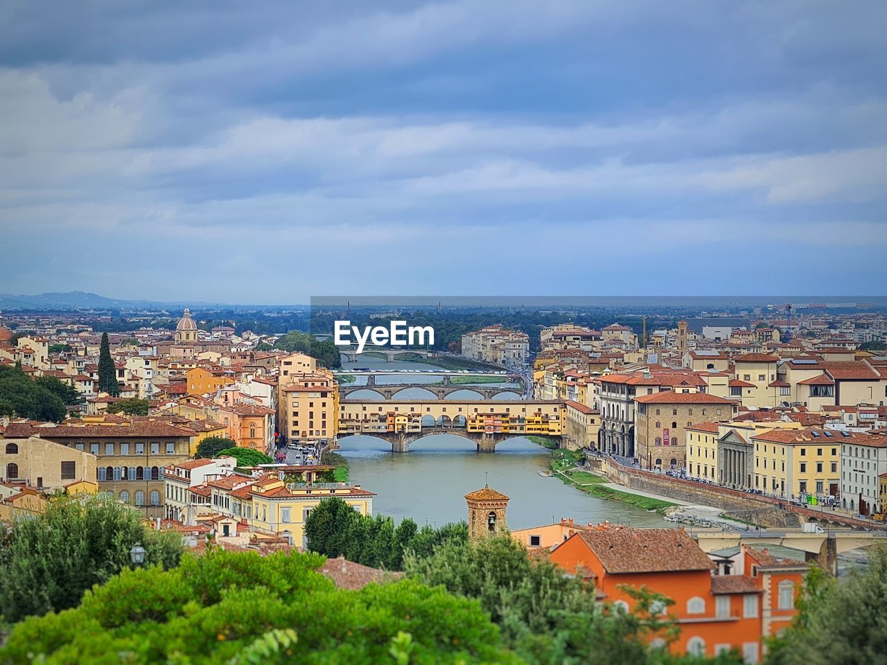 HIGH ANGLE VIEW OF RIVER AND BUILDINGS AGAINST SKY