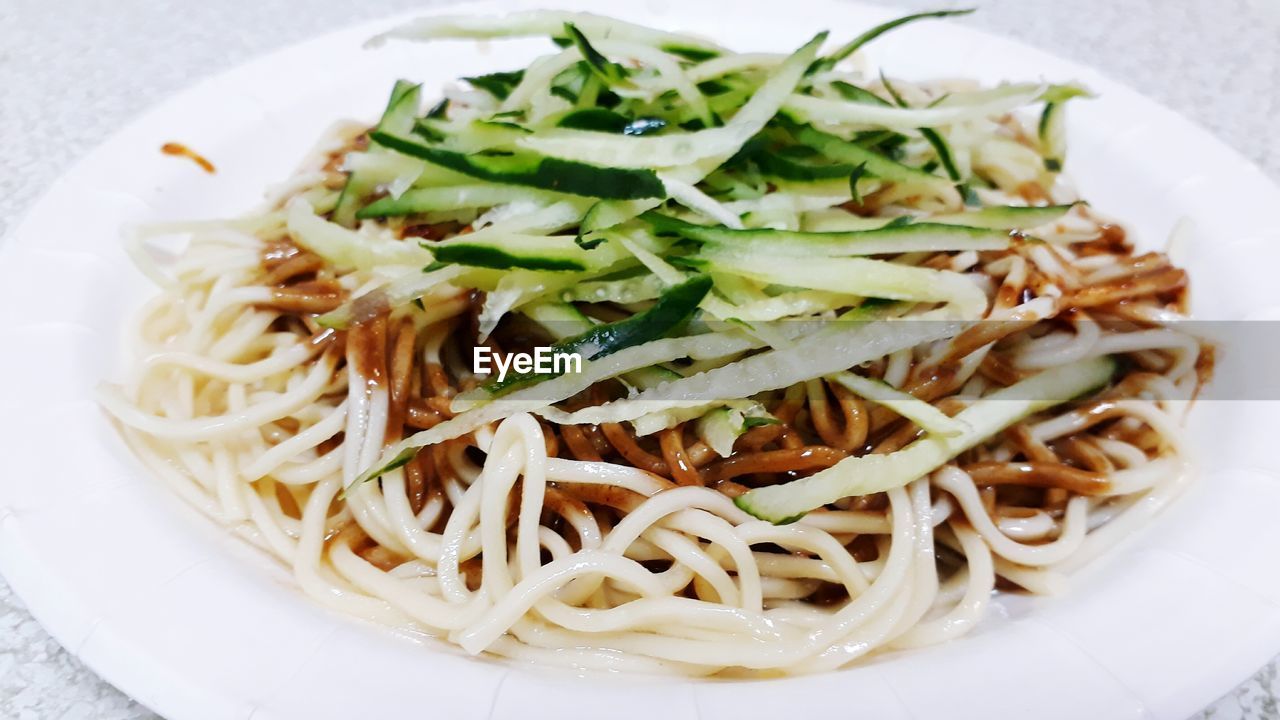 HIGH ANGLE VIEW OF NOODLES IN PLATE