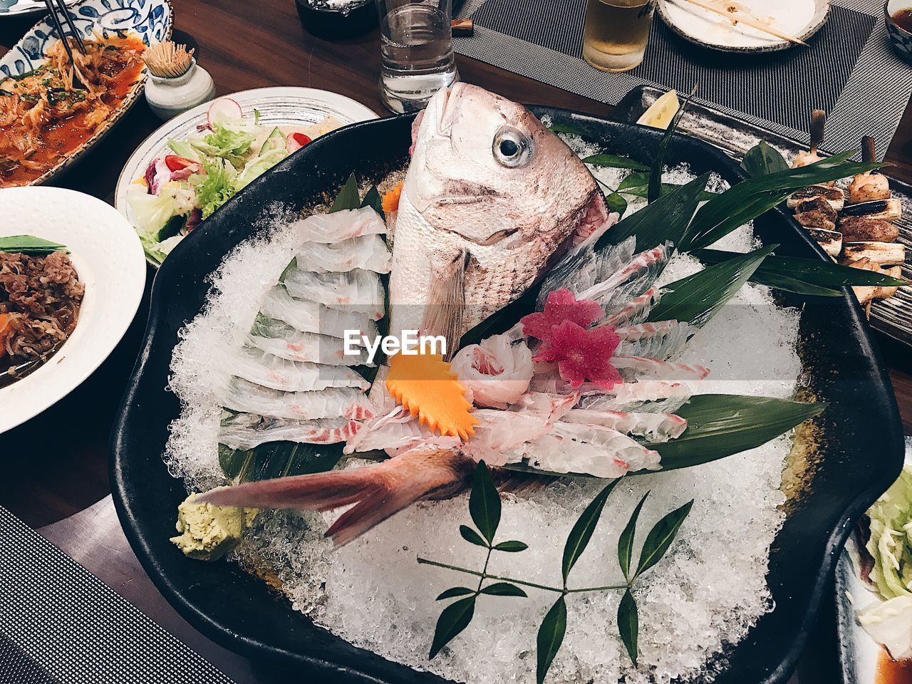 HIGH ANGLE VIEW OF SUSHI IN PLATE