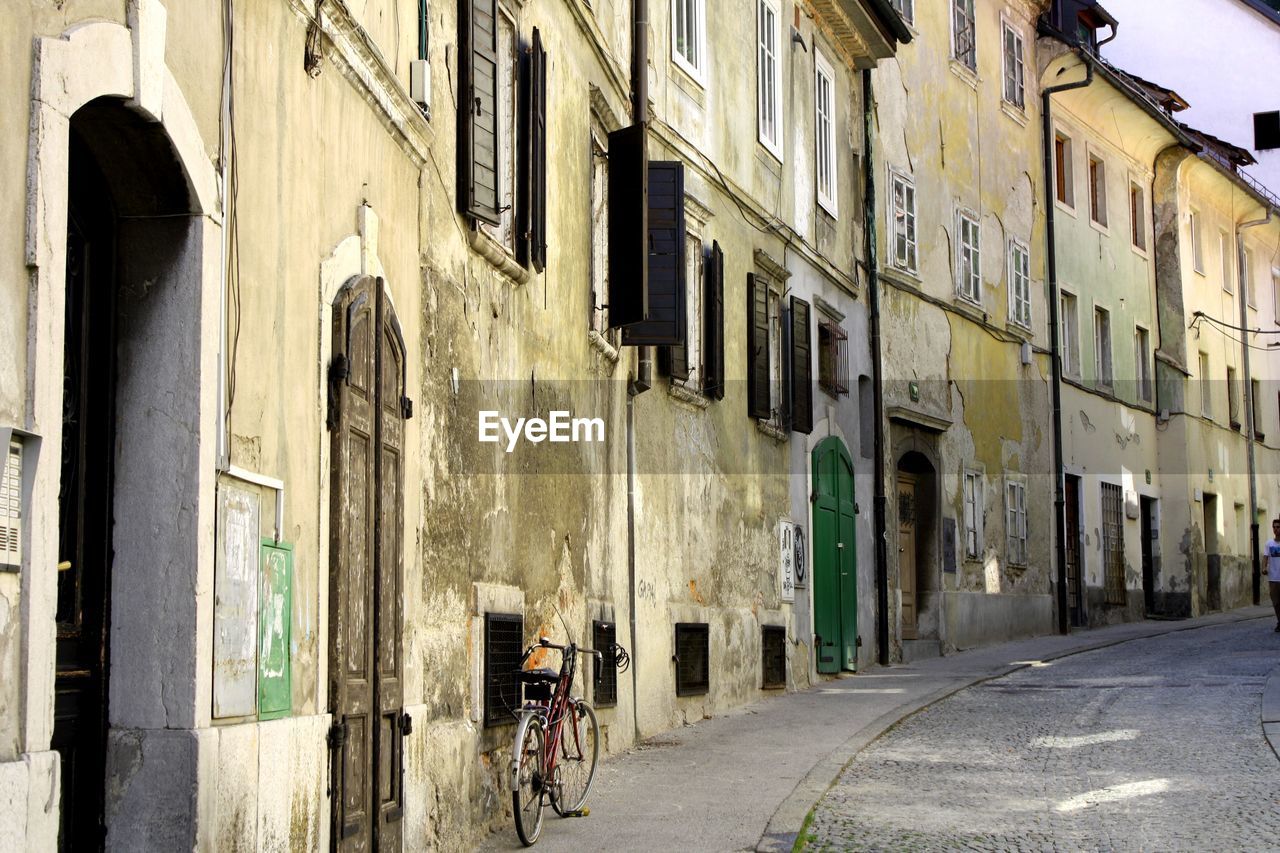 Footpath by old building