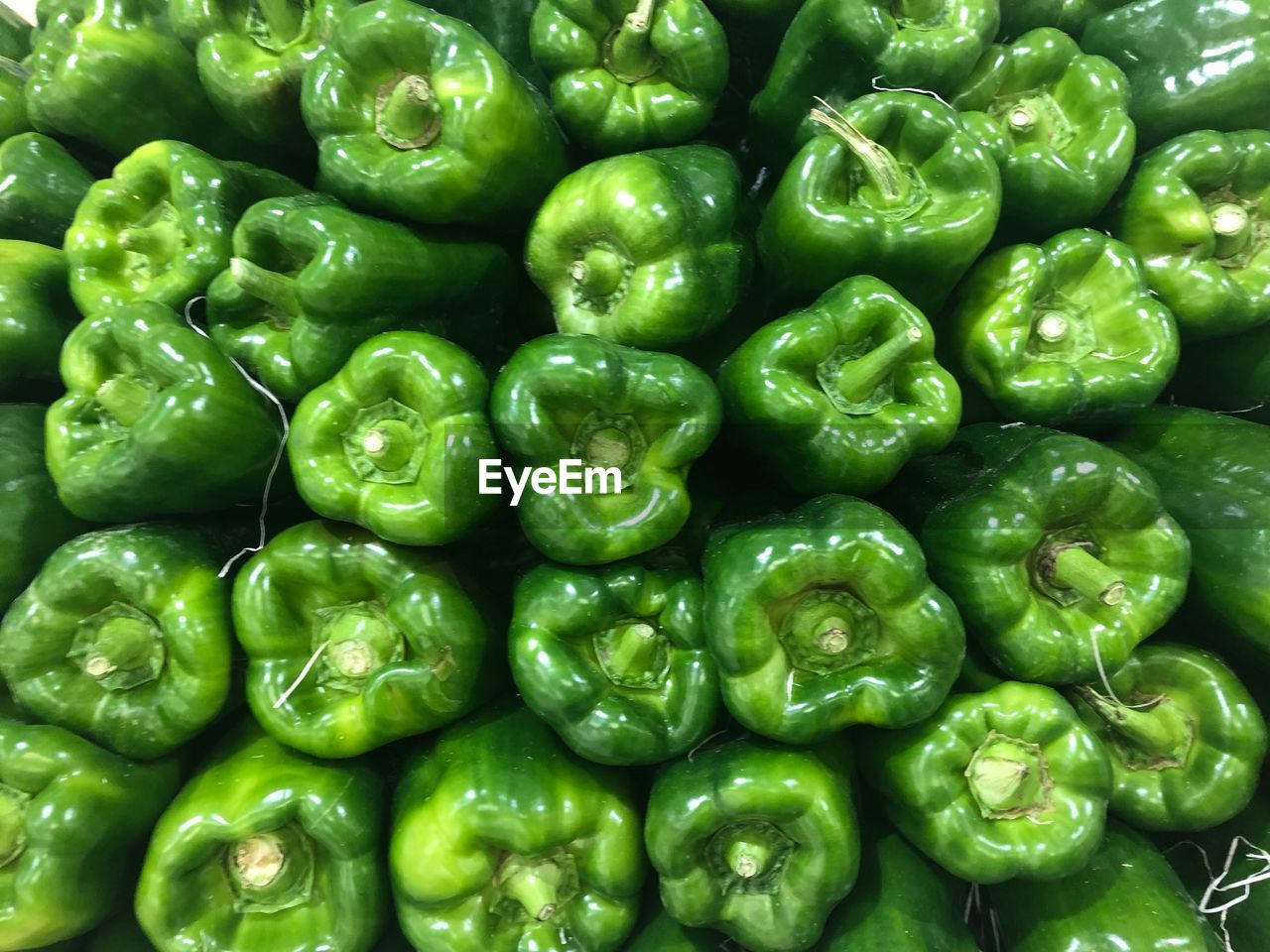 FULL FRAME SHOT OF GREEN BELL PEPPERS