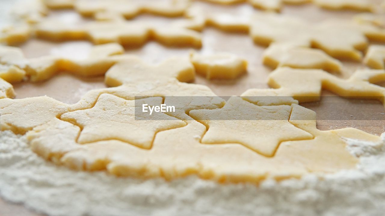 Make a star-shaped cake from flour and butter.