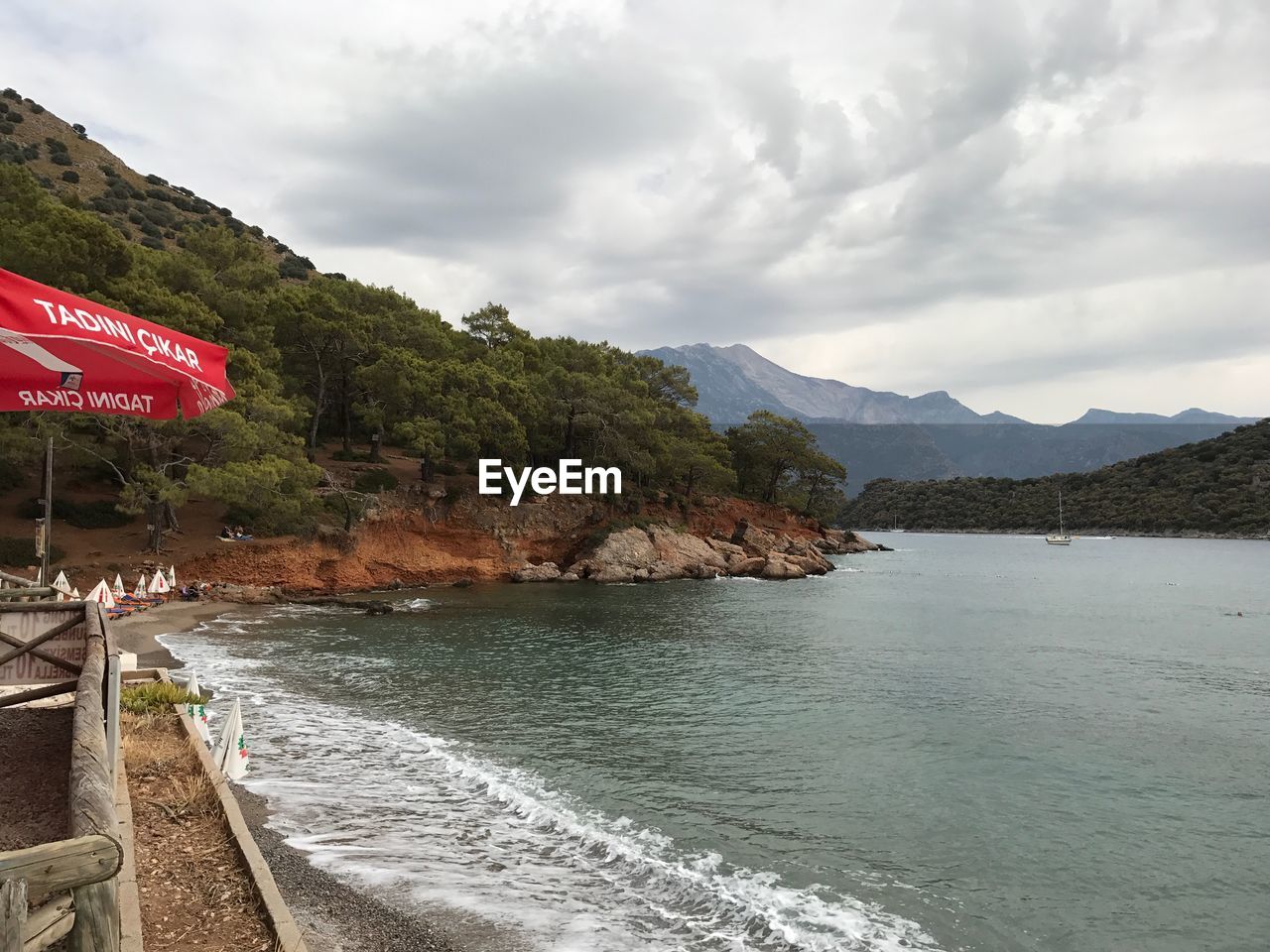 SCENIC VIEW OF SEA BY MOUNTAIN AGAINST SKY