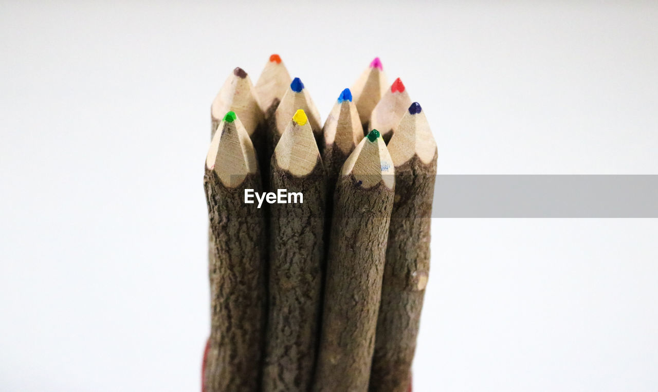 CLOSE-UP OF MULTI COLORED PENCILS