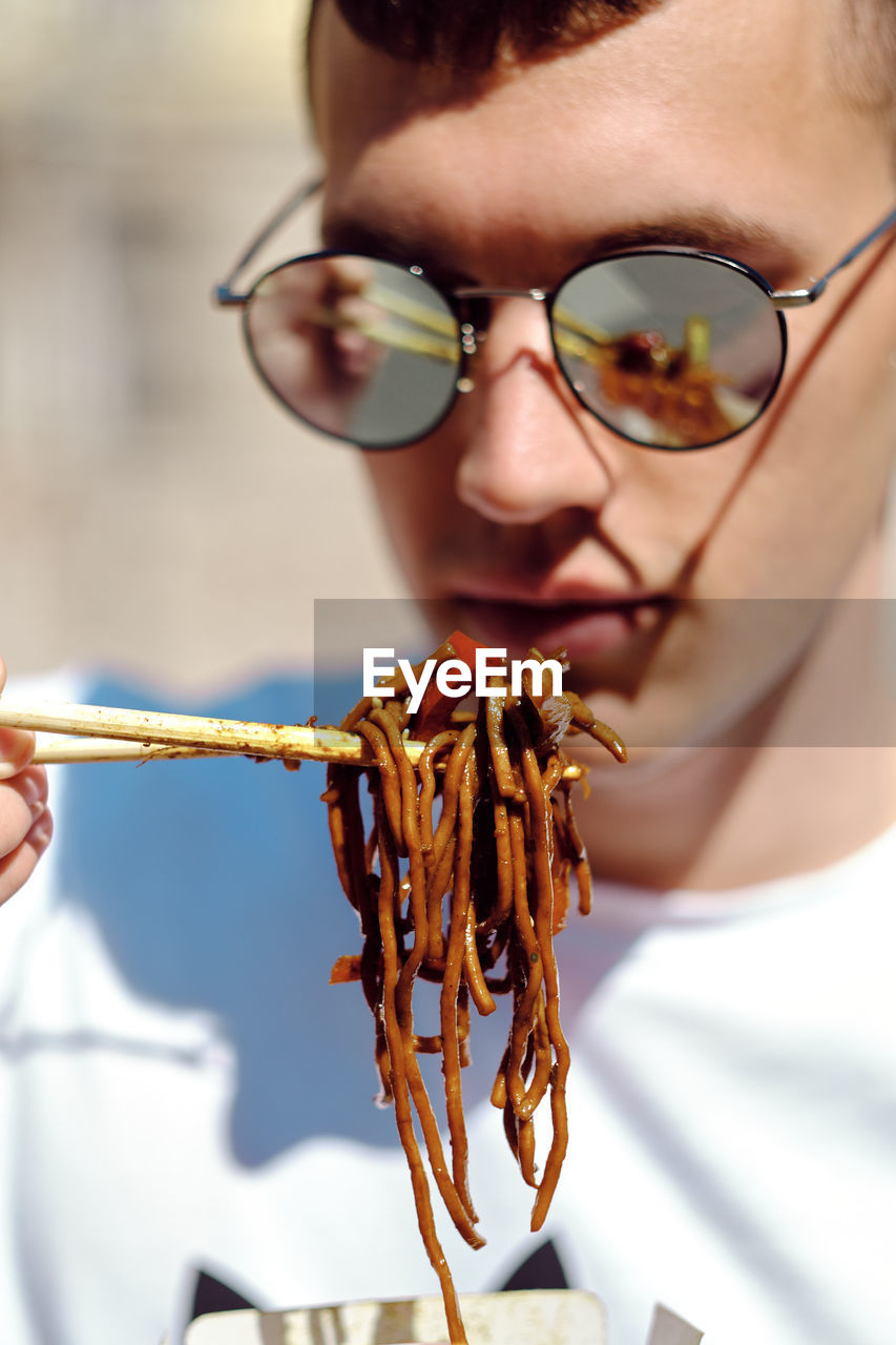 CLOSE-UP PORTRAIT OF MAN WITH SUNGLASSES