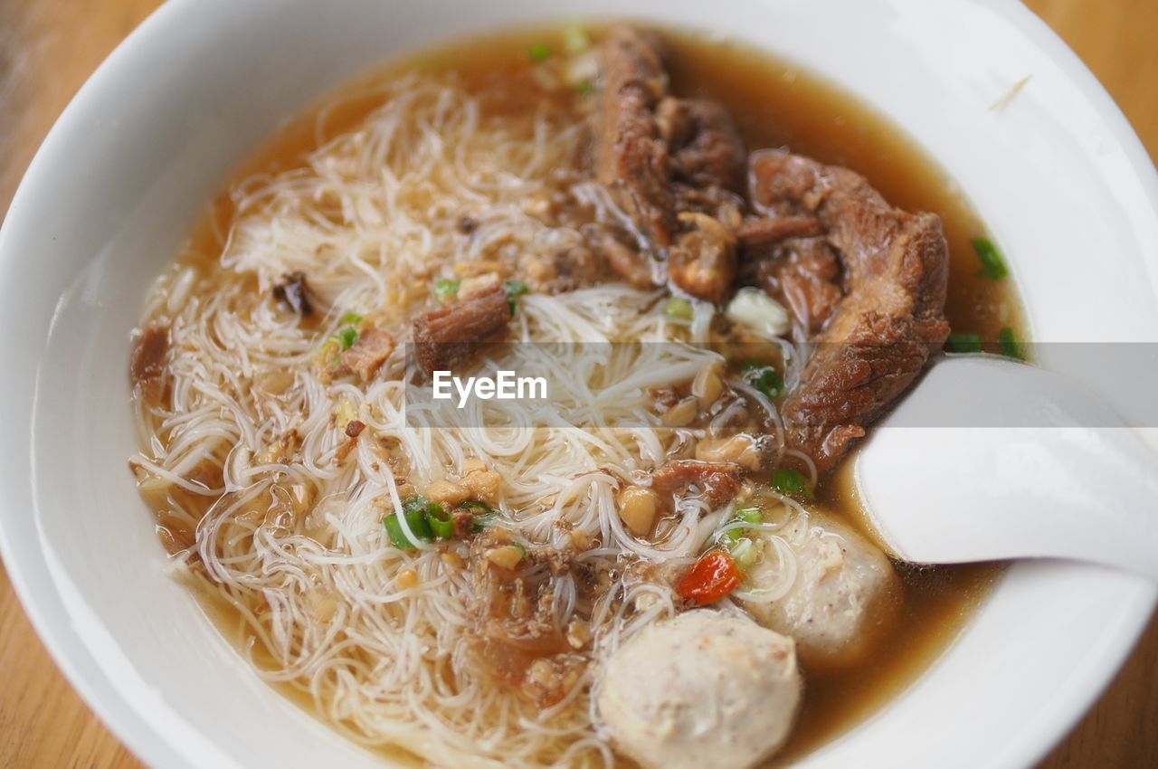 HIGH ANGLE VIEW OF NOODLES IN BOWL