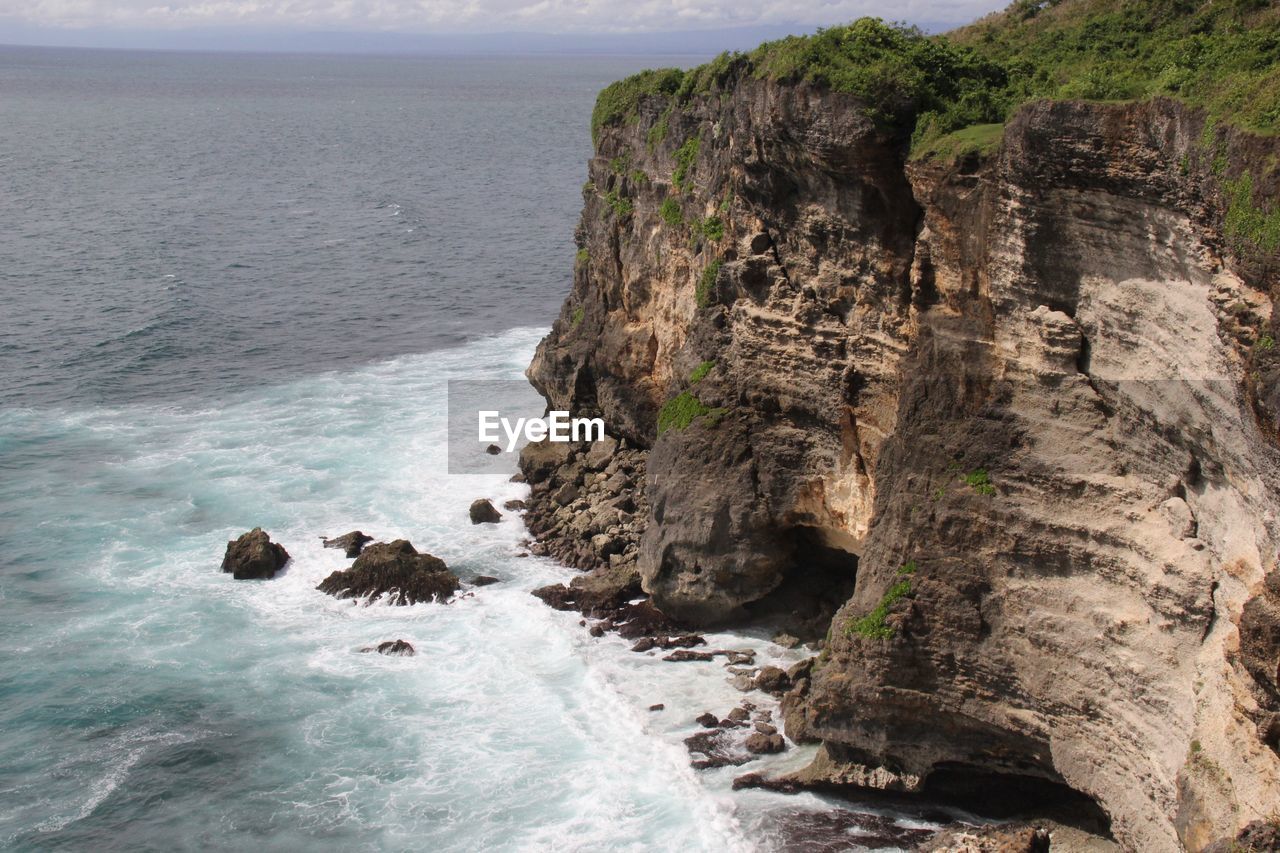 SCENIC VIEW OF ROCK FORMATION IN SEA AGAINST SKY